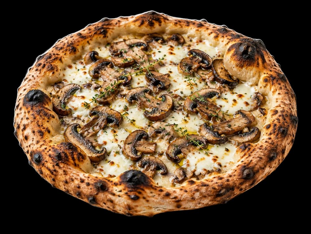 En pizza med champinjoner, svarta oliver och basilika